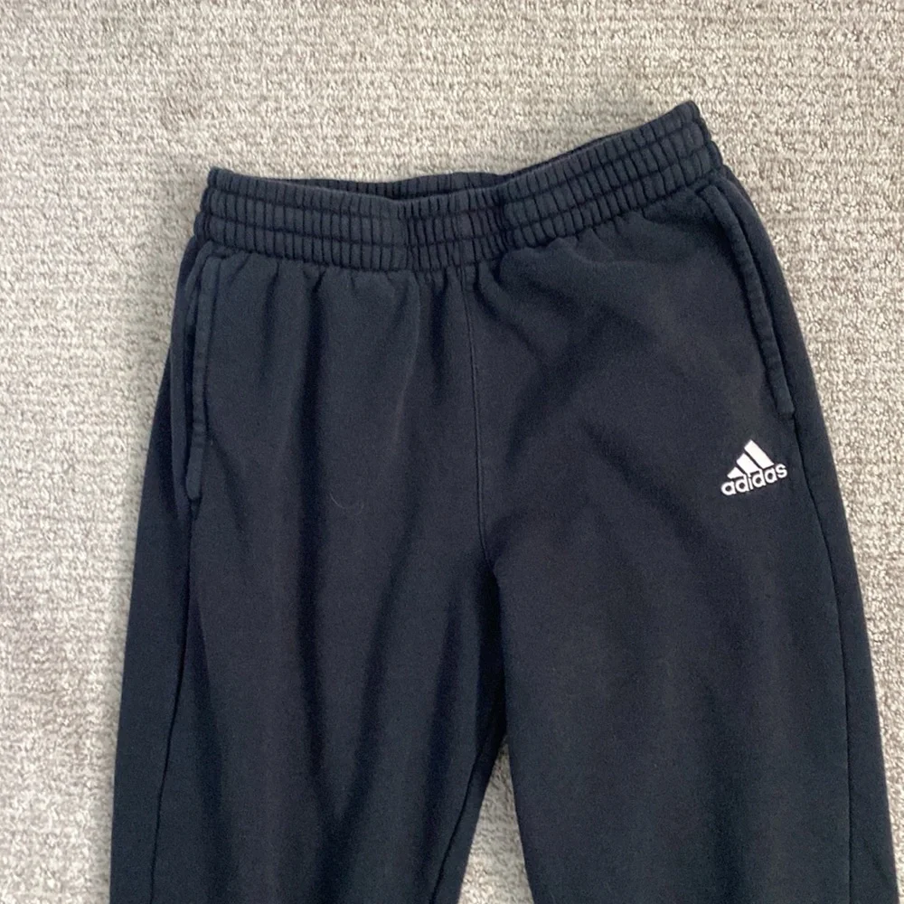 Kids Boys XL Adidas Black Fleece Joggers with Elastic Cuffs and Relaxed Fit